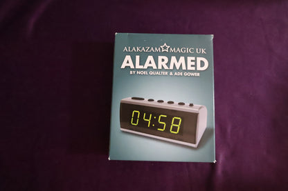 【中古：状態A】ALARMED by NOEL QUALTER & ADE GOWER